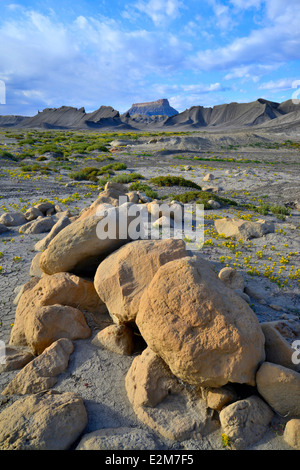 Paysage austère et désertique le long de la route 24 entre Hanksville, Utah et Capitol Reef National Park. Banque D'Images