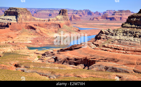 Avis de Gunsight Butte et Gunsight Bay sur le Lac Powell de Almstrom Point dans Glen Canyon National espace de loisirs situé dans l'Utah Banque D'Images