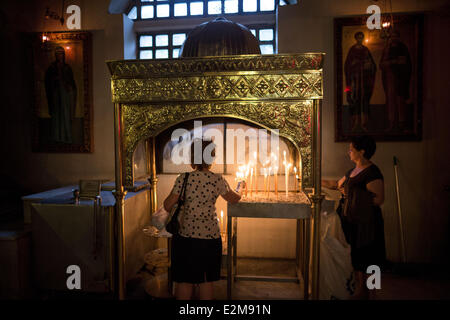 Thessalonique, Grèce. 20 Juin, 2014. Les femmes allument des bougies dans la Saint-dimitri eglise pendant la protestation contre Gay Pride Festival. Organisations Chrétiennes orthodoxes a organisé une manifestation, à l'extérieur de l'église de Saint Demetrius, contre la Pride Parade qui aura lieu le samedi 21 juin à Thessalonique. Credit : Konstantinos Tsakalidis/Alamy Live News Banque D'Images