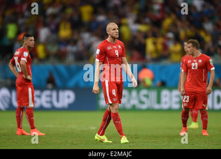 Arena Fonte Nova, Salvador. 20 Juin, 2014. Le Brésil. Coupe du Monde de football, phase de groupe. La Suisse contre la France. La Suisse Granit Xhaka (L-R), Philippe Senderos et Xherdan Shaqiri regarder déprimé après l'objectif de 0-4 lors de la Coupe du Monde 2014 groupe e avant-match entre la Suisse et la France à l'Arena Fonte Nova Stadium à Salvador da Bahia, Brésil, le 20 juin 2014. Credit : Action Plus Sport/Alamy Live News Banque D'Images