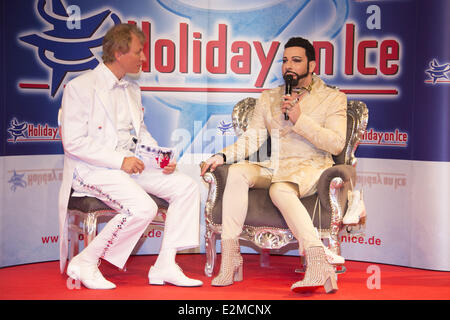 Harald Gloeoeckler, Norbert Schramm participant à la conférence de presse pour le nouveau spectacle Holiday on Ice Platinum. Où : Hambourg, Allemagne Quand : 19 août 2013 Banque D'Images