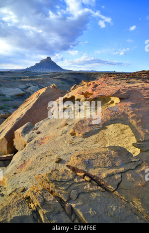 Paysage austère et désertique le long de la route 24 entre Hanksville, Utah et Capitol Reef National Park. Banque D'Images