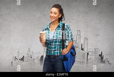 Smiling student avec sac et emporter Coffee cup Banque D'Images