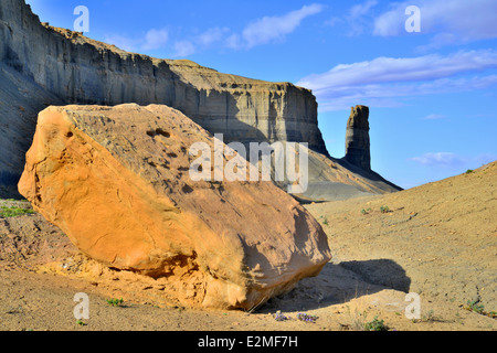 Paysage austère et désertique le long de la route 24 entre Hanksville, Utah et Capitol Reef National Park. Banque D'Images