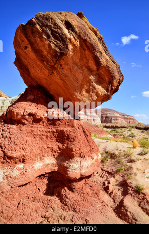 Paysage austère et désertique le long de la route 24 entre Hanksville, Utah et Capitol Reef National Park. Banque D'Images