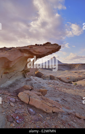 Paysage austère et désertique le long de la route 24 entre Hanksville, Utah et Capitol Reef National Park. Banque D'Images