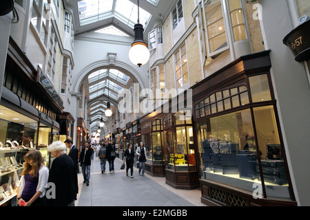Burlington Arcade, une allée couverte de boutiques entre Burlington Gardens et Piccadilly, Londres. Banque D'Images