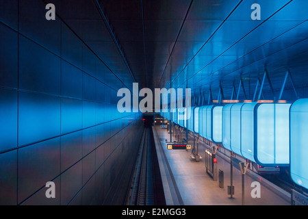 À l'intérieur de la station de métro Université HafenCity à Hambourg, Allemagne. Banque D'Images