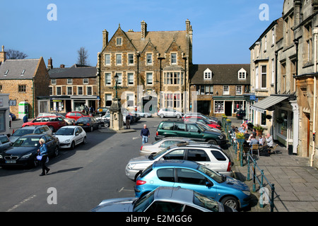 Vue sur la Place du marché à Uppingham, regardant vers la pub sur Falcon High Street East. Banque D'Images