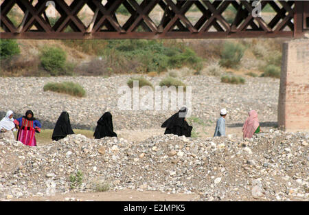 Bannu. 20 Juin, 2014. Les civils pakistanais à gauche dans le Waziristan du Nord, région tribale pour Bannu le 20 juin 2014. Armée du Pakistan a dit vendredi que 200 000 personnes ont quitté maisons dans le Waziristan du Nord, région tribale comme les forces de sécurité ont poursuivi l'opération contre des militants locaux et étrangers. Credit : Ahmad Sidique/Xinhua/Alamy Live News Banque D'Images