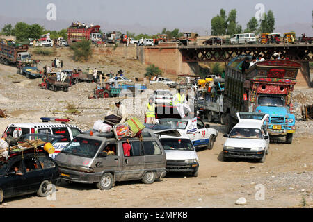 Bannu. 20 Juin, 2014. Les civils pakistanais à gauche dans le Waziristan du Nord, région tribale pour Bannu le 20 juin 2014. Armée du Pakistan a dit vendredi que 200 000 personnes ont quitté maisons dans le Waziristan du Nord, région tribale comme les forces de sécurité ont poursuivi l'opération contre des militants locaux et étrangers. Credit : Ahmad Sidique/Xinhua/Alamy Live News Banque D'Images