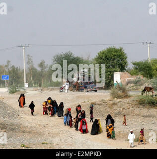 Bannu. 20 Juin, 2014. Les civils pakistanais à gauche dans le Waziristan du Nord, région tribale pour Bannu le 20 juin 2014. Armée du Pakistan a dit vendredi que 200 000 personnes ont quitté maisons dans le Waziristan du Nord, région tribale comme les forces de sécurité ont poursuivi l'opération contre des militants locaux et étrangers. Credit : Ahmad Sidique/Xinhua/Alamy Live News Banque D'Images