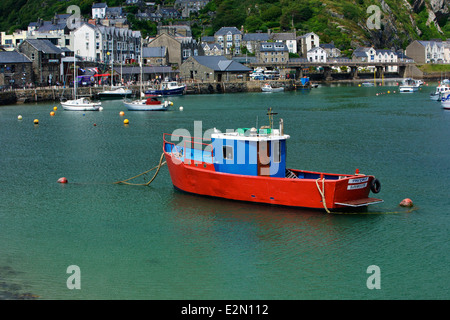 Bateau de pêche rouge Port Barmouth Barmouth Gwynedd au Pays de Galles UK Banque D'Images