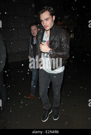 En dehors des célébrités de Bodo Schloss bar et restaurant avec : Ed Westwick Où : London, Royaume-Uni Quand : 08 Jan 2013 Banque D'Images