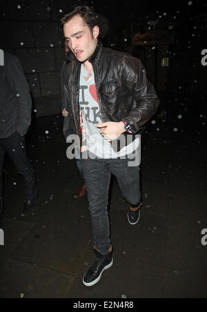 En dehors des célébrités de Bodo Schloss bar et restaurant avec : Ed Westwick Où : London, Royaume-Uni Quand : 08 Jan 2013 Banque D'Images