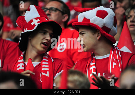 Sankt Gallen, Suisse. 20 Juin, 2104. Swiss watch des fans du monde de la FIFA 2014 un match entre la Suisse et la France sur la plus grande place publique dans le pays, à l'intérieur de l'AFG Arena à Sankt Gallen, Suisse. La France gagne 2:5 et continue en tête du groupe E. Photo : Miroslav Dakov/ Alamy Live News Banque D'Images