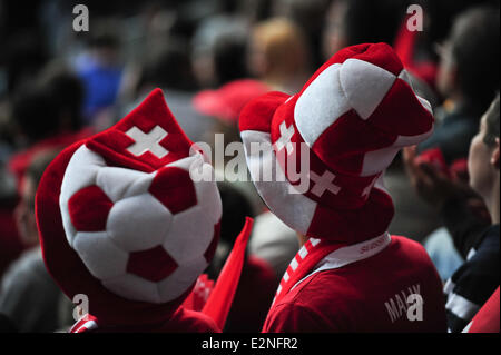 Sankt Gallen, Suisse. 20 Juin, 2104. Swiss watch des fans du monde de la FIFA 2014 un match entre la Suisse et la France sur la plus grande place publique dans le pays, à l'intérieur de l'AFG Arena à Sankt Gallen, Suisse. La France gagne 2:5 et continue en tête du groupe E. Photo : Miroslav Dakov/ Alamy Live News Banque D'Images