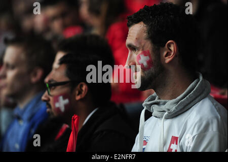 Sankt Gallen, Suisse. 20 Juin, 2104. Swiss watch des fans du monde de la FIFA 2014 un match entre la Suisse et la France sur la plus grande place publique dans le pays, à l'intérieur de l'AFG Arena à Sankt Gallen, Suisse. La France gagne 2:5 et continue en tête du groupe E. Photo : Miroslav Dakov/ Alamy Live News Banque D'Images