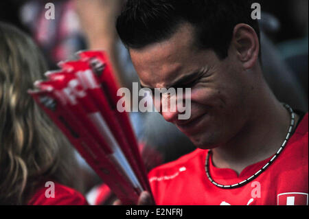 Sankt Gallen, Suisse. 20 Juin, 2104. Swiss watch des fans du monde de la FIFA 2014 un match entre la Suisse et la France sur la plus grande place publique dans le pays, à l'intérieur de l'AFG Arena à Sankt Gallen, Suisse. La France gagne 2:5 et continue en tête du groupe E. Photo : Miroslav Dakov/ Alamy Live News Banque D'Images