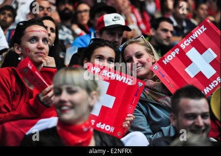 Sankt Gallen, Suisse. 20 Juin, 2104. Swiss watch des fans du monde de la FIFA 2014 un match entre la Suisse et la France sur la plus grande place publique dans le pays, à l'intérieur de l'AFG Arena à Sankt Gallen, Suisse. La France gagne 2:5 et continue en tête du groupe E. Photo : Miroslav Dakov/ Alamy Live News Banque D'Images