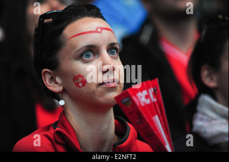 Sankt Gallen, Suisse. 20 Juin, 2104. Swiss watch des fans du monde de la FIFA 2014 un match entre la Suisse et la France sur la plus grande place publique dans le pays, à l'intérieur de l'AFG Arena à Sankt Gallen, Suisse. La France gagne 2:5 et continue en tête du groupe E. Photo : Miroslav Dakov/ Alamy Live News Banque D'Images