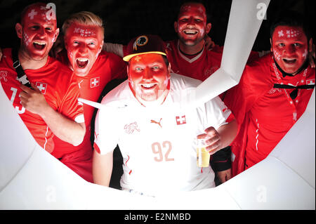 Sankt Gallen, Suisse. 20 Juin, 2104. Swiss watch des fans du monde de la FIFA 2014 un match entre la Suisse et la France sur la plus grande place publique dans le pays, à l'intérieur de l'AFG Arena à Sankt Gallen, Suisse. La France gagne 2:5 et continue en tête du groupe E. Photo : Miroslav Dakov/ Alamy Live News Banque D'Images