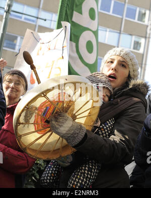 "Idle No More" en dehors du Consulat général britannique à Toronto, dans le cadre de la journée d'action des Autochtones. Avec : l'atmosphère, les manifestants Où : Toronto, Ontario, Canada Quand : 16 Jan 2013 Banque D'Images