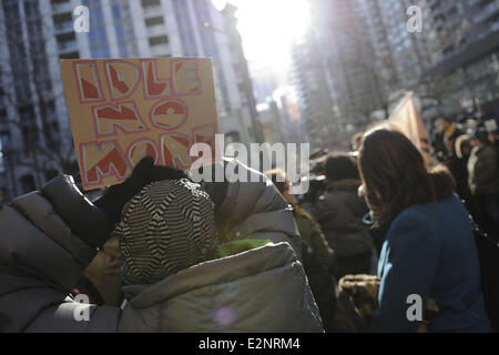 "Idle No More" en dehors du Consulat général britannique à Toronto, dans le cadre de la journée d'action des Autochtones. Avec : l'atmosphère, les manifestants Où : Toronto, Ontario, Canada Quand : 16 Jan 2013 Banque D'Images