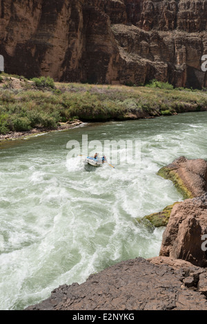 L'exécution de radeau Lava Falls sur la rivière Colorado dans le Grand Canyon, Arizona. Banque D'Images