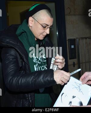 Sinead O'Connor fumer dehors Today FM studios où elle a été invité sur le 'Tony Fenton Show." O'Connor a également posé avec deux gardes de litière Dublin Corporation comprend : Sinead O'Connor, où : Dublin, Irlande Date : 25 Jan 2013 Banque D'Images