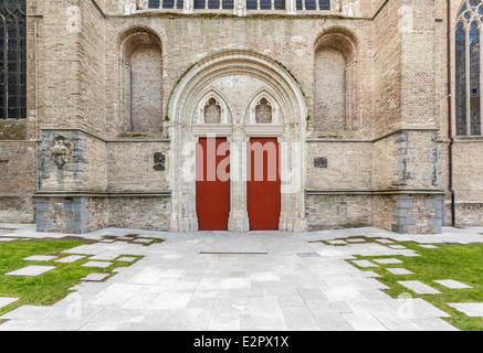 Dans Bruges il y a une église avec deux portes au coeur de la ville Banque D'Images
