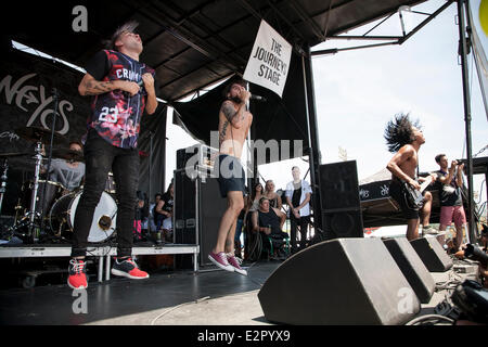 Pomona, CA, USA. 20 Juin, 2014. Des questions Vans Warped Tour. Des milliers de jeunes fans de musique alternative pour les États-Unis seulement du festival itinérant, à son arrêt dans la région de Los Angeles à Pomona, Californie. Le festival tour continue demain à Mountain View, CA, USA et se termine en août à Denver, CO, USA. Credit : Andie Mills/Alamy Live News Banque D'Images