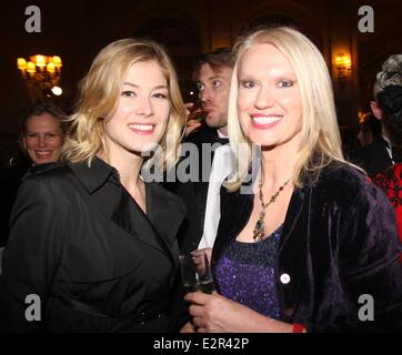 De grandes attentes gala tenu à l'hôtel Waldorf, Aldwych - à l'intérieur comprend : Rosamund Pike,Anneka Rice Où : London, Royaume-Uni Quand : 07 févr. 2013 Banque D'Images