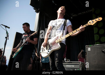 Pomona, CA, USA. 20 Juin, 2014. Vincent Vallières en prestation au Vans Warped Tour. Des milliers de jeunes fans de musique alternative pour les États-Unis seulement du festival itinérant, à son arrêt dans la région de Los Angeles à Pomona, Californie. Le festival tour continue demain à Mountain View, CA, USA et se termine en août à Denver, CO, USA. Credit : Andie Mills/Alamy Live News Banque D'Images