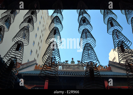 Rangées de joss sticks spirale accrochant dans temple à Kuala Lumpur Banque D'Images