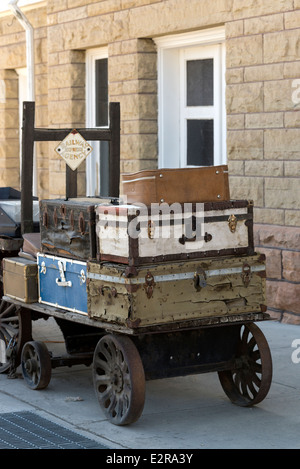 Vintage troncs et chariot à bagages au dépôt de la ville historique de Nevada Northern Railway à Ely dans le Nevada. Banque D'Images