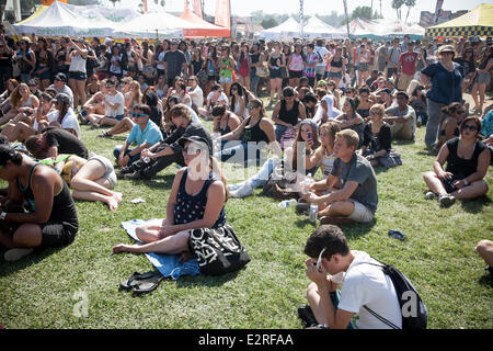 Pomona, CA, USA. 20 Juin, 2014. Fans au Vans Warped Tour. Des milliers de jeunes fans de musique alternative pour les États-Unis seulement du festival itinérant, à son arrêt dans la région de Los Angeles à Pomona, Californie. Le festival tour continue demain à Mountain View, CA, USA et se termine en août à Denver, CO, USA. Credit : Andie Mills/Alamy Live News Banque D'Images