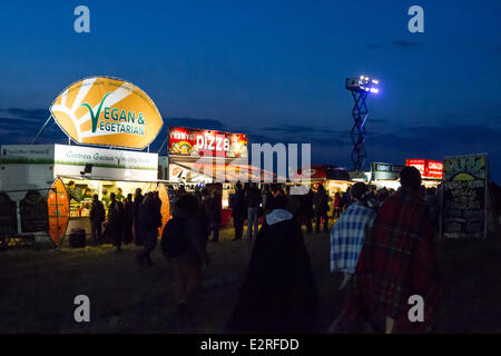 La plaine de Salisbury, Wiltshire, Royaume-Uni. 21 Juin, 2014. Célébrations du solstice d'été, Stonehenge, la plaine de Salisbury, Wiltshire, England Crédit : John Eccles/Alamy Live News Banque D'Images