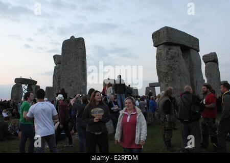 Stonehenge, Royaume-Uni. 20 juin 2014. Carnavaliers à Stonehenge à la veille du solstice. Solstice d'été à Stonehenge est célébrée chaque année à l'aube du jour le plus long de l'année. Credit : Georgina Ditton/Alamy Live News Banque D'Images