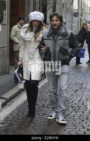 Claudia Galanti et mari Amaud Mimran dehors et environ à Milan Avec : Claudia Galanti,Amaud Mimran Où : Milan, Italie Quand : 12 févr. 2013 Banque D'Images