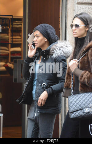 Geogette Eto'o, l'épouse de joueur de football Samuel Eto'o shopping à Milan comprend : Geogette Eto'o Où : Milan, Italie, Italie Quand : 12 févr. 2013 Banque D'Images