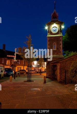 Tour de l'horloge victorienne dans le centre de Nether Stowey, le village où Coleridge écrit ses plus célèbres œuvres. Banque D'Images