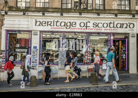 Les touristes en passant devant une boutique de cadeaux et souvenirs sur le Royal Mile Edinburgh Banque D'Images