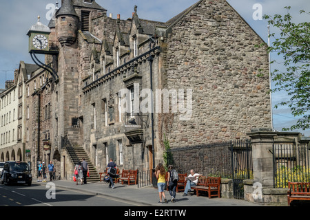 Vue sur la rue de l'extérieur de Canongate Tolbooth sur le Royal Mile, Édimbourg Banque D'Images