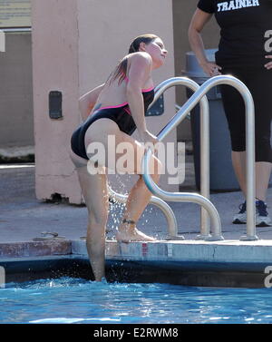 Nicole Eggert un maillot une pièce de sport alors qu'elle continue d'améliorer ses techniques de plongée pour l'ABC show 'Splash'. L'actrice a apporté sa plus jeune fille Keegan de lui enseigner comment nager. Avec : Nicole Eggert Où : Los Angeles, Californie, U Banque D'Images