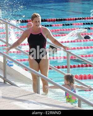 Nicole Eggert un maillot une pièce de sport alors qu'elle continue d'améliorer ses techniques de plongée pour l'ABC show 'Splash'. L'actrice a apporté sa plus jeune fille Keegan de lui enseigner comment nager. Avec : Nicole Eggert Où : Los Angeles, Californie, U Banque D'Images