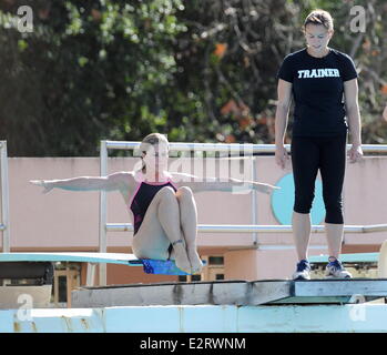 Nicole Eggert un maillot une pièce de sport alors qu'elle continue d'améliorer ses techniques de plongée pour l'ABC show 'Splash'. L'actrice a apporté sa plus jeune fille Keegan de lui enseigner comment nager. Avec : Nicole Eggert Où : Los Angeles, Californie, U Banque D'Images