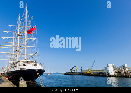 Poole, Dorset, UK. 20 Juin, 2014. Les 65 mètres de long à Jubilee Trust navire de formation pour les handicapés visites tenace JST Poole Dorset UK pour quelques jours avant qu'un voile de 5 jours se terminant à Southampton, son port d'attache. 20 juin 2014 soirée concert de musique folk et chants de marins suivi d'une journée portes ouvertes pour le grand public. 50 % de l'équipage ont un handicap. Credit : Roger Allen Photography/Alamy Live News Banque D'Images