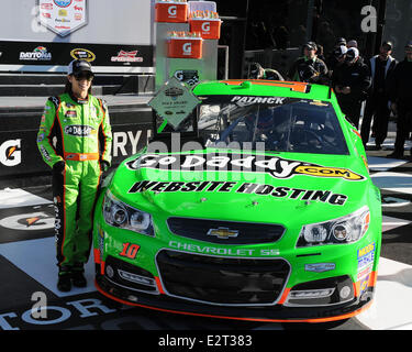 Danica Patrick pose après être devenu la première femme dans l'histoire de NASCAR pour gagner le pôle award pour la NASCAR Sprint Cup Series à Daytona 500 Daytona International Speedway En vedette : Danica Patrick Où : Daytona Beach, Florida, United States Quand : 17 Fe Banque D'Images