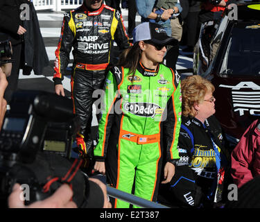 Danica Patrick pose après être devenu la première femme dans l'histoire de NASCAR pour gagner le pôle award pour la NASCAR Sprint Cup Series à Daytona 500 Daytona International Speedway En vedette : Danica Patrick Où : Daytona Beach, Florida, United States Quand : 17 févr. 2013 Banque D'Images